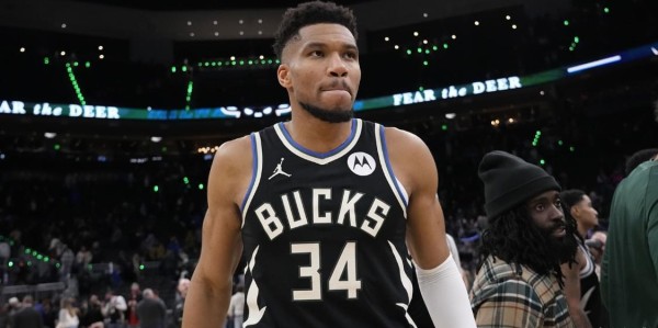 半岛体育-三方交易方案出炉：字母哥+格兰特赴尼克斯，布里奇斯转投开拓者