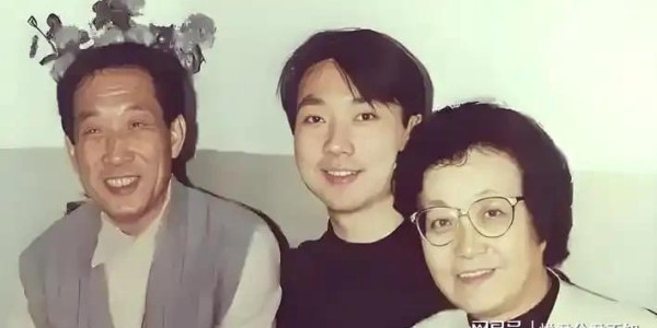 半岛体育在线-“央视一哥”康辉：丁克一辈子，却在四十六岁的一通电话让他后悔