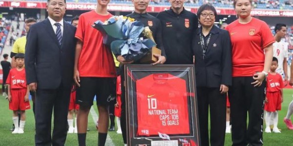 半岛体育-老队长寄语国脚：莫做下一个郑智 要做最好的自己