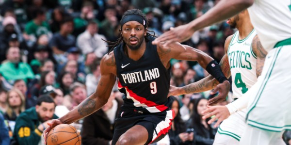 半岛体育APP-杨瀚森被雪藏霍勒迪全能难救主，布朗20+8+5+4，绿军复仇开拓者