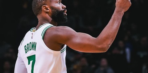 半岛体育APP-杨瀚森被雪藏霍勒迪全能难救主，布朗20+8+5+4，绿军复仇开拓者