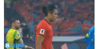千呼万唤！塞尔吉尼奥替补登场换下韦世豪，上演国足生涯首秀！