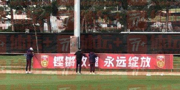 半岛体育-中国女足进入世界杯节奏 孙雯亲自挂上助威横幅