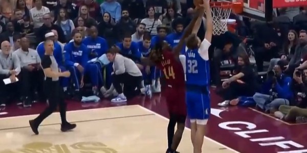 半岛体育APP-弗拉格快下试图扣篮被犯规依然2+0 防守悍将埃利斯开场1分多钟2犯